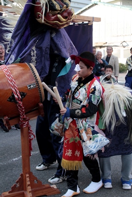 家串・荒獅子の太鼓をたたく画像 家串・荒獅子の太鼓をたたく画像